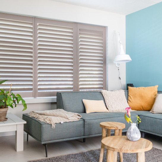 shutters woonkamer brown grey silentview blog vtwonen impressie